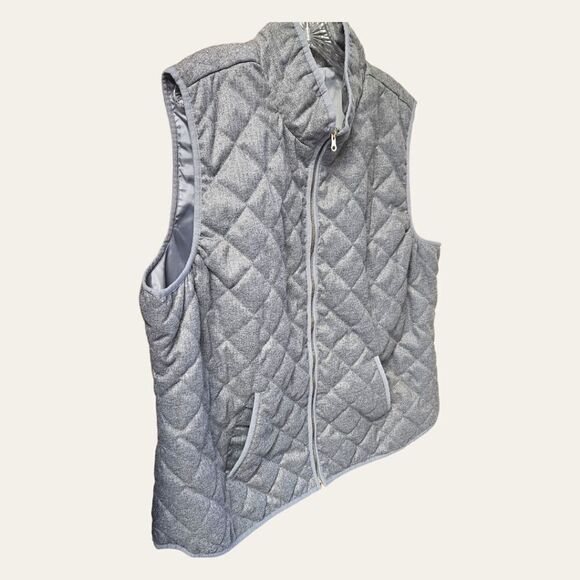 OLD Navy Women's PlusSize Gray Quilted Zip- Up Vest. - Picture 6 of 11